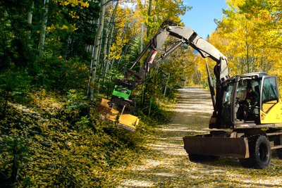 Mecalac Bagger mit HKS TiltRotator