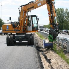 Bagger-Anwendung-Anbaugerät-Baumschinen-HKS-Straße